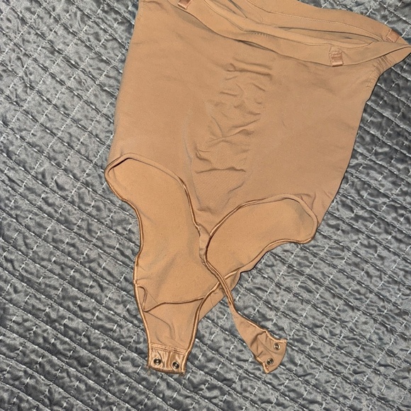 Skims Seamless Sculpt Strapless Thong Bodysuit - Picture 2 of 4